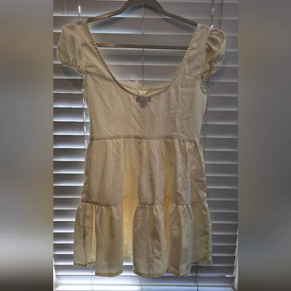 PrettyLittleThing Cream Puff Sleeve Tiered Dress with Tie Front, Boning/corset - Picture 2 of 5